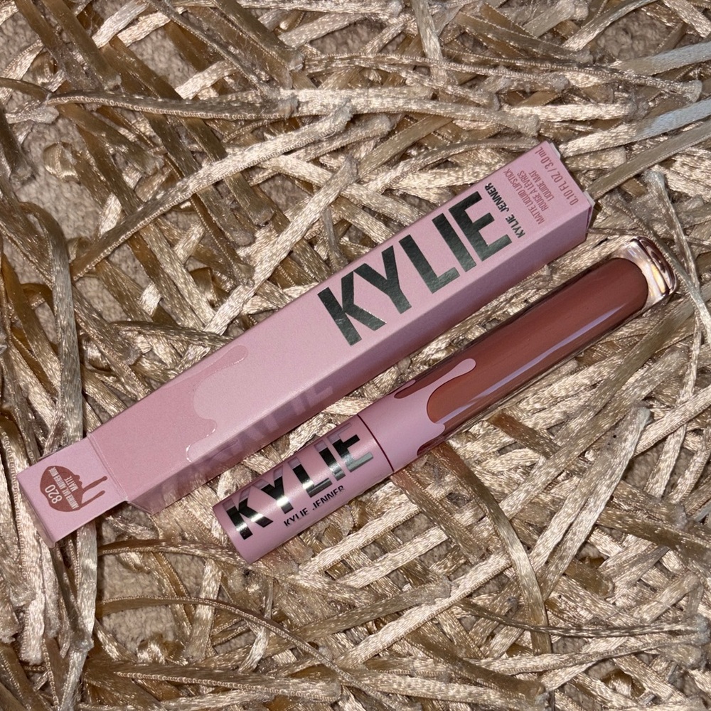 Kylie Matte Liquid Lipstick in another day, another nude